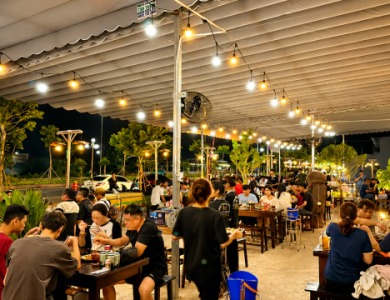 Thưởng Thức Món Nướng Trong Không Gian Ấm Cúng Tại Làng Nướng Thơm